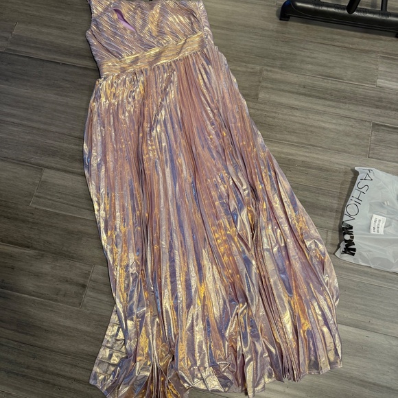Shimmery Gown! - Picture 2 of 3